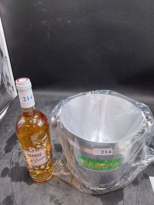 une bouteille d'alcool et un bol posés sur le plan de travail