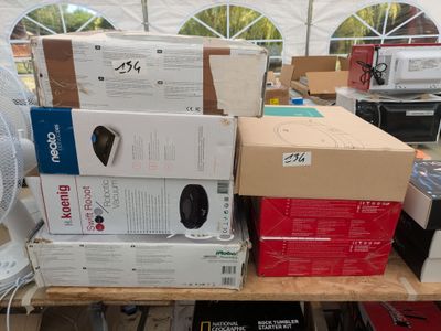 beaucoup de cartons empilés sur une table