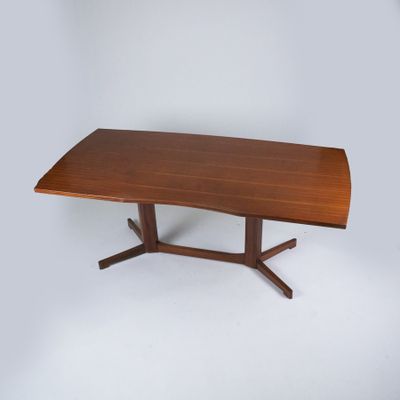 gros plan d'une table avec un plateau en bois sur fond blanc