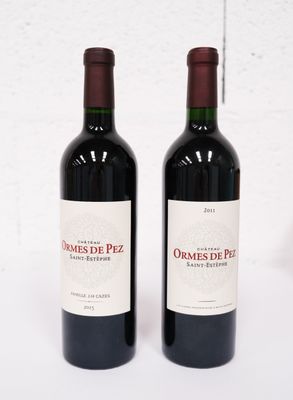 deux bouteilles de vin posées l'une à côté de l'autre sur une table