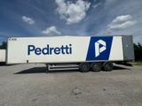 un camion semi-remorque garé dans un parking