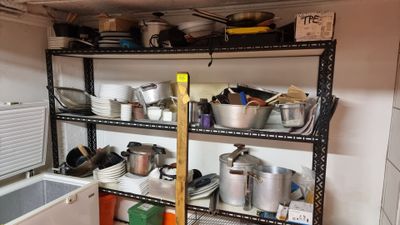 Etagère en métal laqué marron et plateaux en stratifié blanc…