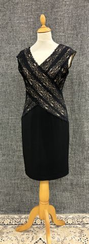 CALVIN KLEIN   Jolie robe de soirée noir et dentelle, doublure co...
