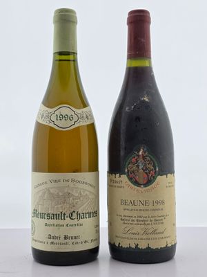 deux bouteilles de vin posées l'une à côté de l'autre sur une table