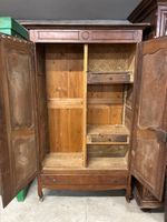 Petite armoire en bois fruitier mouluré ouvrant à deux porte… (photo 4)