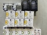 une pile de cartons de masques empilés les uns sur les autres
