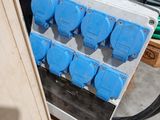 un boîtier contenant des fils électriques bleus et tout un tas d'autres fils