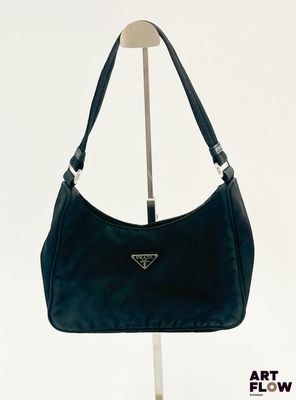 Sac à bandoulière Prada en cuir noir présenté sur fond blanc