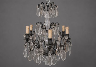 un lustre en verre et en métal à cinq bougies
