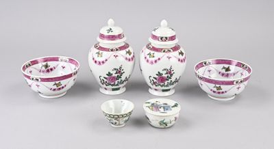 un ensemble d'objets en porcelaine posés sur une table