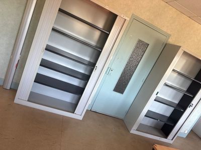 trois portes ouvertes dans une pièce