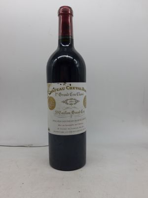 une bouteille de vin posée sur une table