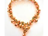 un gros plan d'un collier composé de perles roses sur un fond blanc