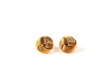 une paire de boucles d'oreilles dorées sur fond blanc