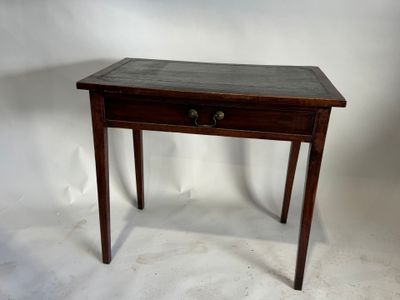 une petite table surmontée d'un tiroir