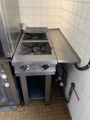 une image d'une cuisine avec une cuisinière et un four