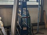 Plusieurs morceaux de bois sont empilés sur un chariot dans un entrepôt