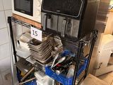 une étagère sur laquelle sont posés des casseroles et des poêles, dans une cuisine