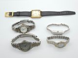 plusieurs montres et bracelets posés sur une surface blanche