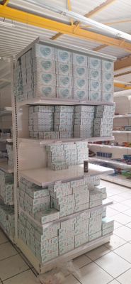 de nombreuses piles de cartons sur les rayons du magasin