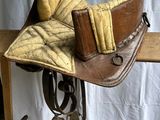 une selle de cheval posée sur une table en bois