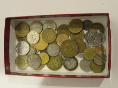 une boîte remplie de pièces de monnaie posée sur une table