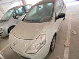 deux petites voitures garées dans un parking couvert