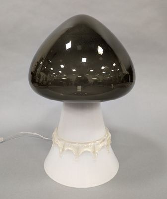 une lampe en forme de champignon, noire et blanche, avec un pied blanc