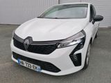 l'avant d'une voiture blanche garée devant un immeuble