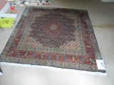 un grand tapis oriental sur le sol d'une pièce