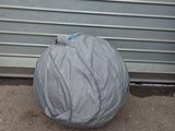 une balle posée par terre près d'une porte de garage