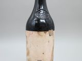 gros plan d'une bouteille de vin sur une surface blanche