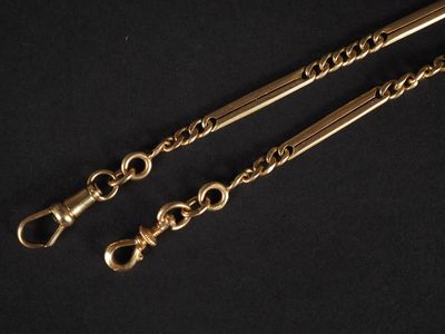 une paire de chaînes plaquées or avec un fermoir