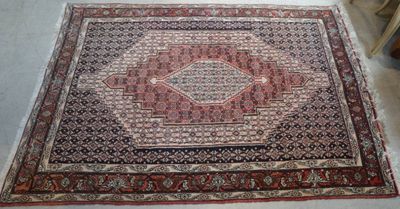tapis sur le sol dans une pièce avec une chaise et une table