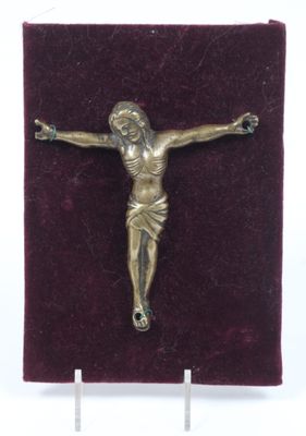 une image représentant un crucifix posé sur un socle en velours