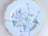 une assiette avec un motif floral sur une table