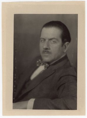 portrait d'un homme en costume et nœud papillon posant pour une photo