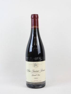 la bouteille de vin rouge est posée sur la table