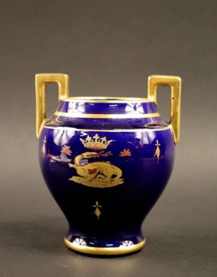 Vase de forme en faïence bleu de four à décor émaillé d'une …