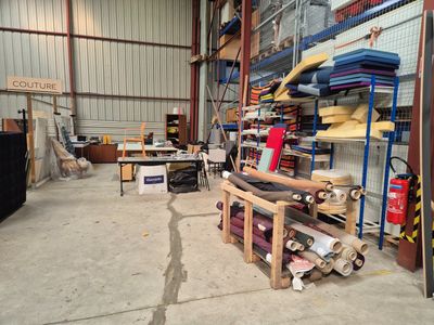 une pièce remplie d'une grande variété de matériaux