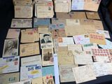 de nombreuses cartes postales anciennes de toutes sortes posées sur une table