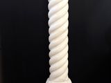 un grand pilier blanc orné d'un motif en spirale