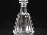 un gros plan d'une bouteille en verre transparent posée sur une surface noire