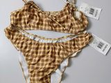 un maillot de bain dont le bas est à carreaux
