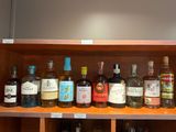 de nombreuses bouteilles d'alcool sur une étagère dans un magasin