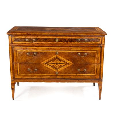 une image d'une commode sur fond blanc