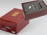 une boîte rouge contenant une paire de ciseaux
