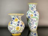 deux vases posés sur une table