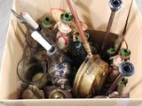 une boîte en carton remplie d'objets divers et d'une bouteille