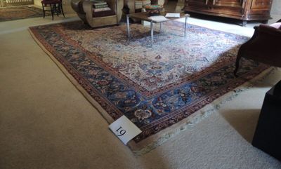 un grand tapis sur le sol d'un salon